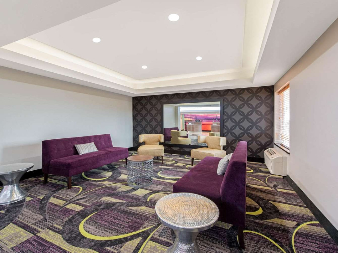 布里奇市拉昆塔温德姆套房酒店主图