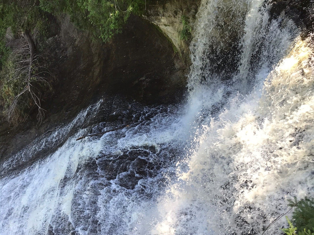 Laughing Whitefish Falls景点图片