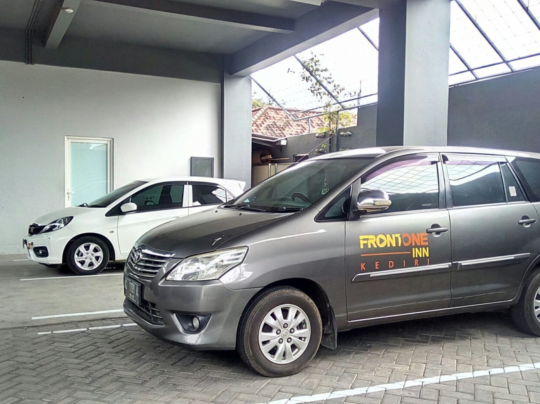 Front One Inn Kediri主图