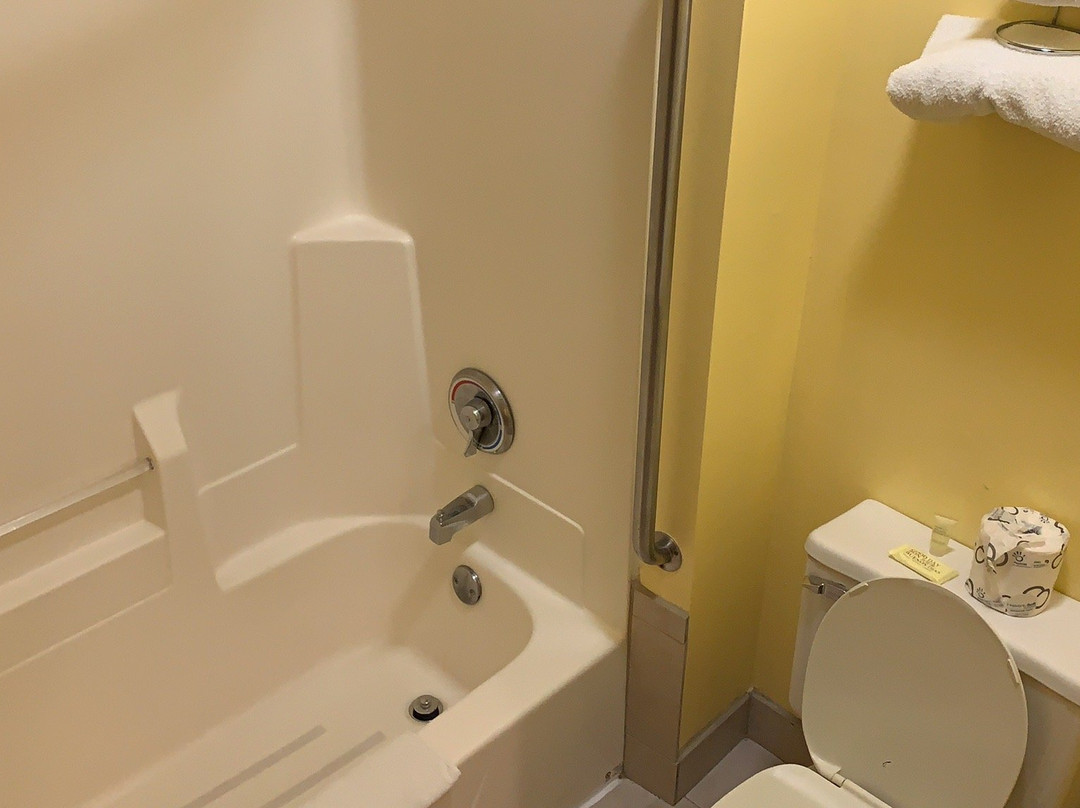 Sky Lodge Inn & Suites主图