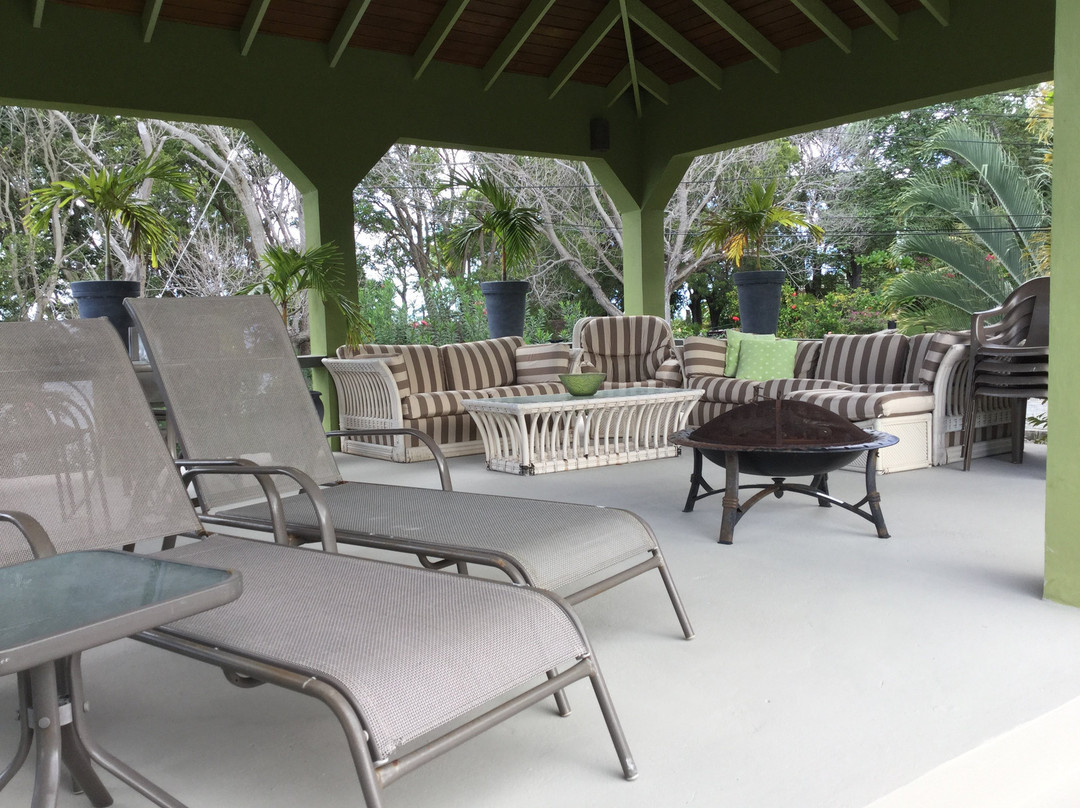 Miles Away Villa Resort & Spa主图