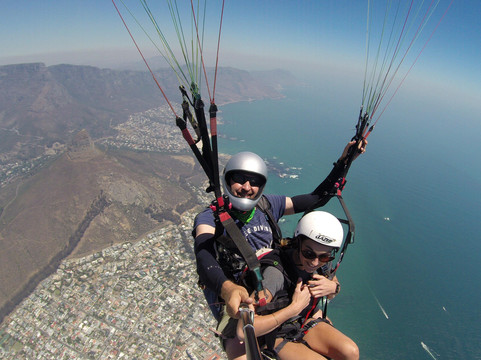 Tandem Paragliding Signal Hill and Lion's Head with views of Table Mountain-开普敦中心区必去景点