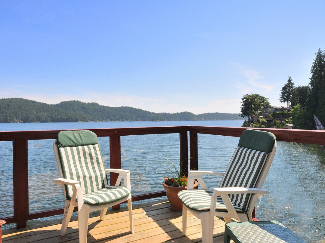 Soames Point Oceanfront Suite主图