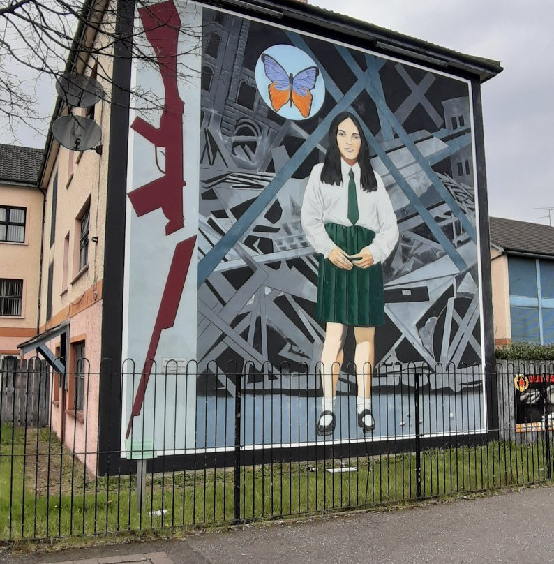 Republican Murals: Girl In School Uniform景点图片