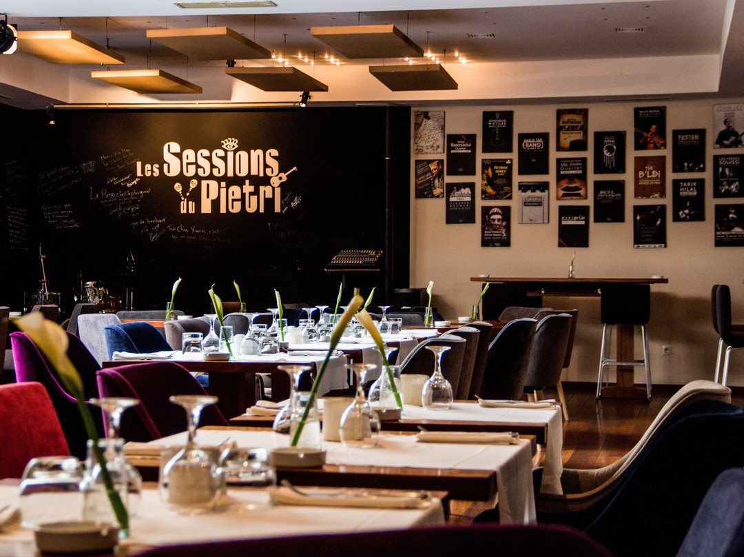 勒彼得里酒店主图