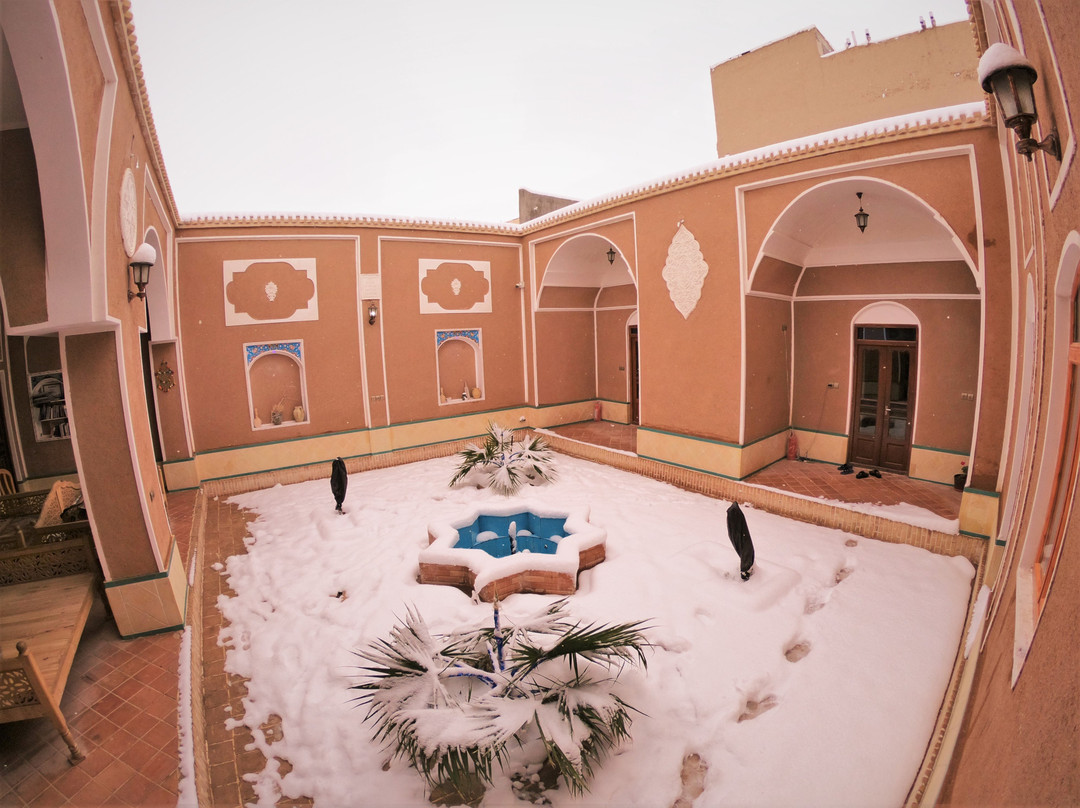 Negaar Varzaneh Traditional Guesthouse主图