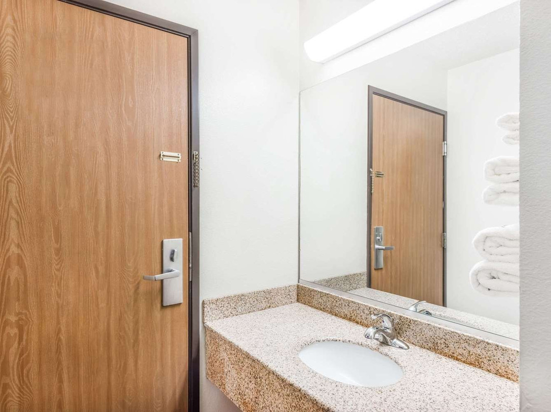 Super 8 by Wyndham Marshall主图