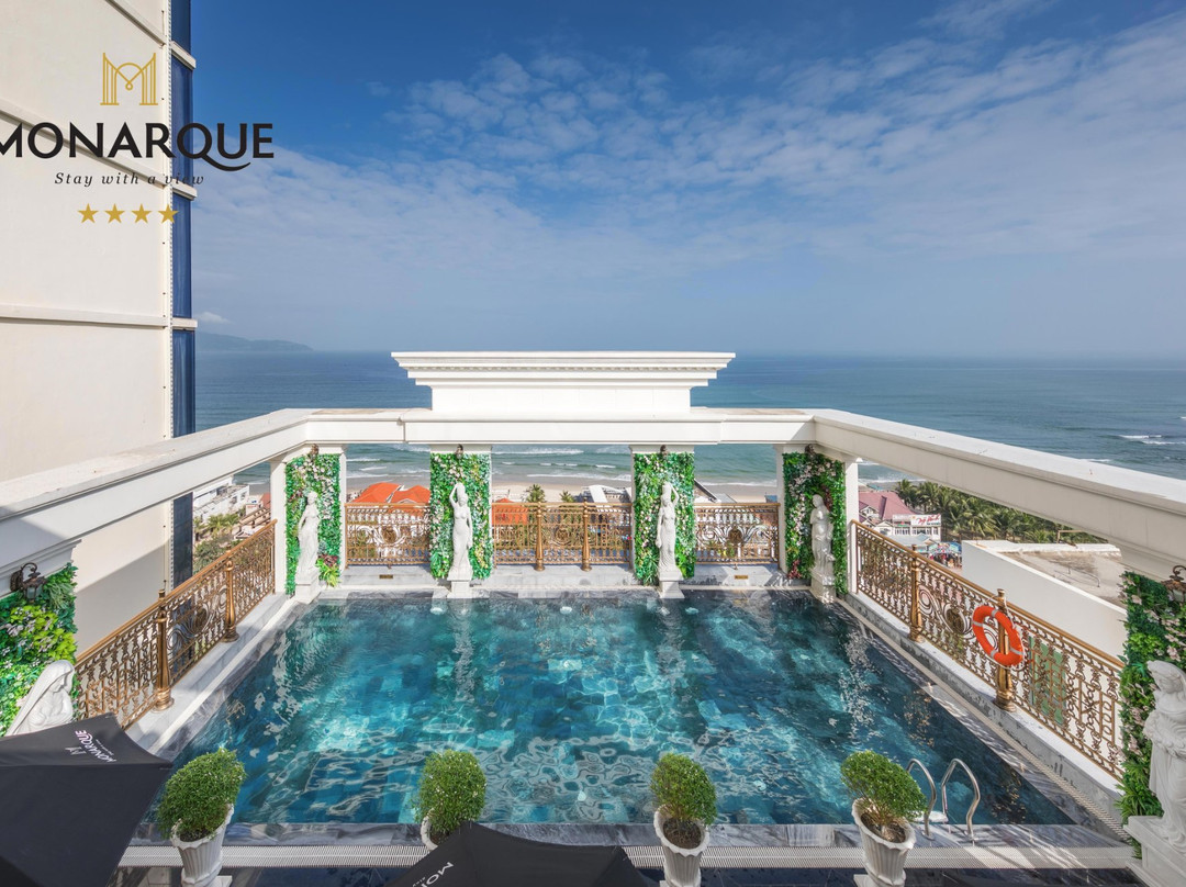 Monarque Hotel主图