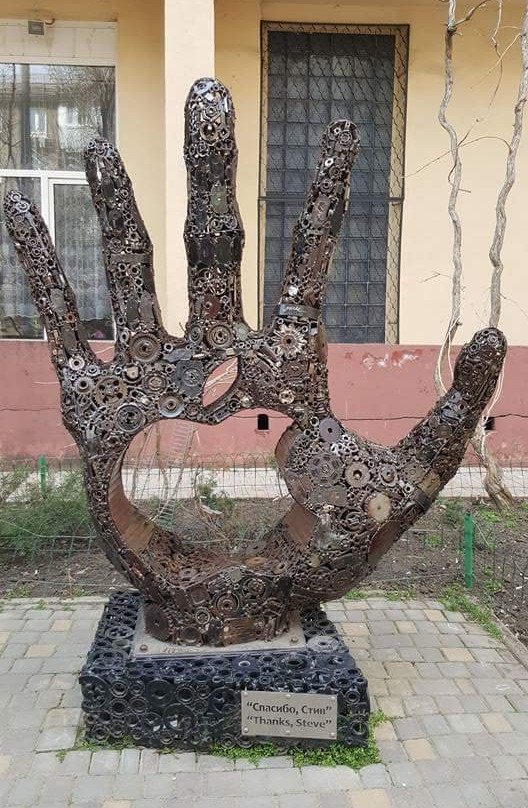 Cherevychne旅游景点-Monument to Steve Jobs 'Thanks, Steve'