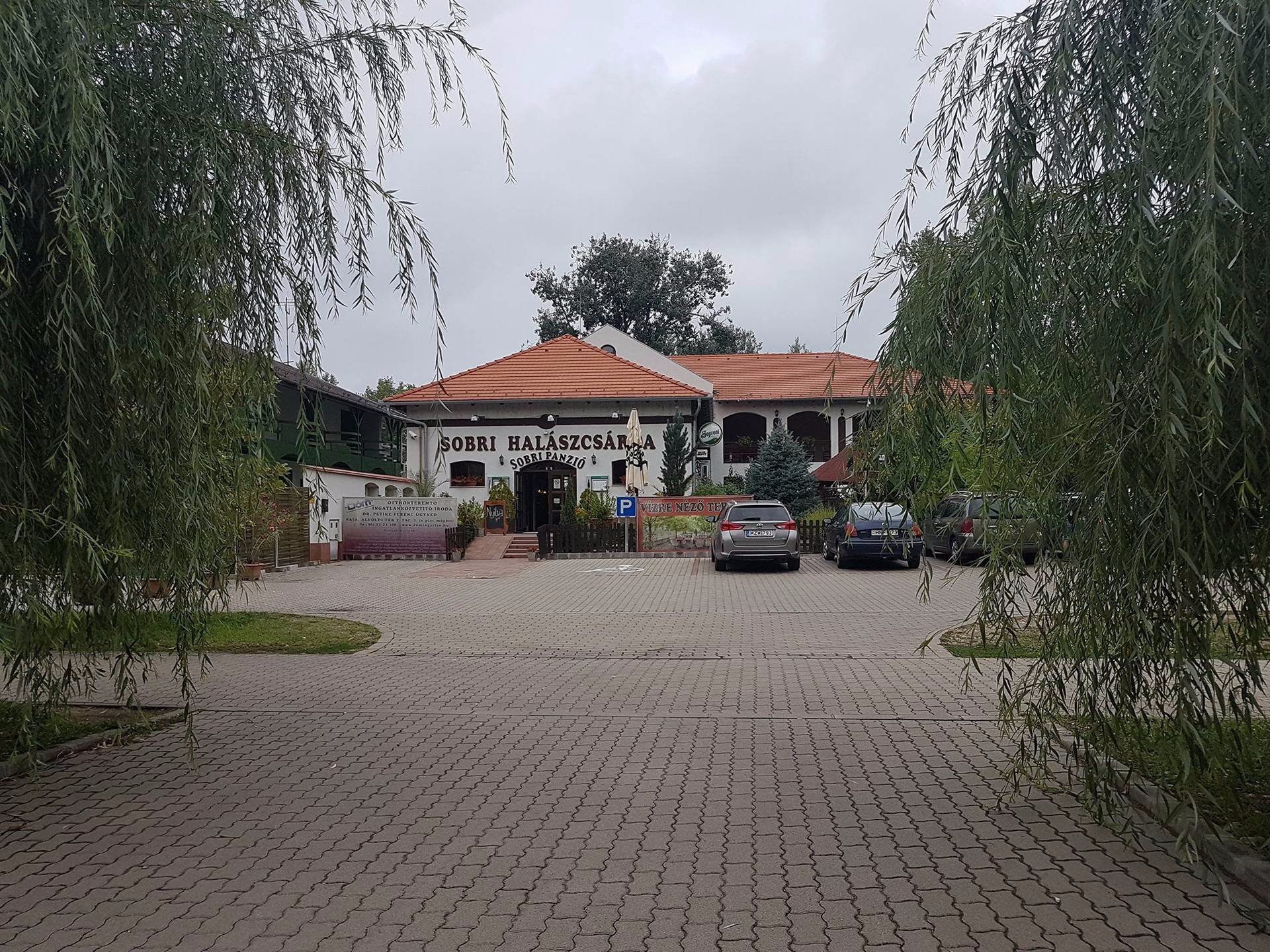 Sobri Halaszcsarda es Panzio-餐饮