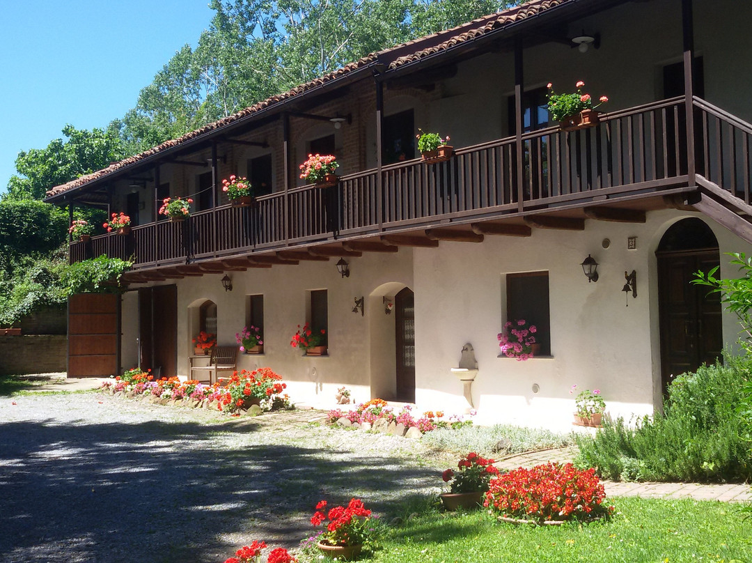 Sommariva Perno酒店住宿-La collina dei passeri