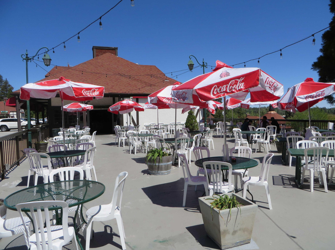 箭头湖餐馆和美食-Lake Arrowhead Village Pizza, Deli & Arcade