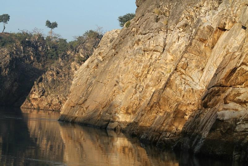 Marble Rocks at Bhedaghat-贾巴尔普尔必去景点
