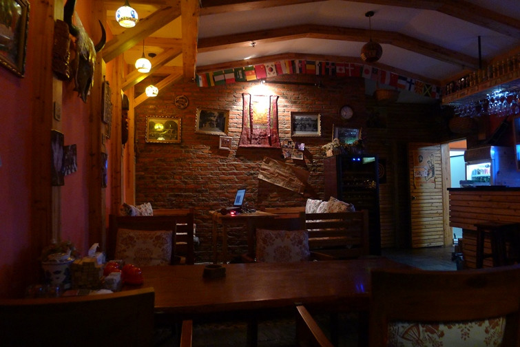 湖畔小屋酒店主图