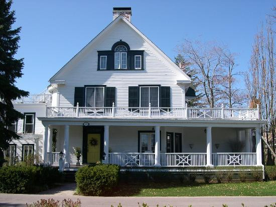 Lakewinds Country Manor