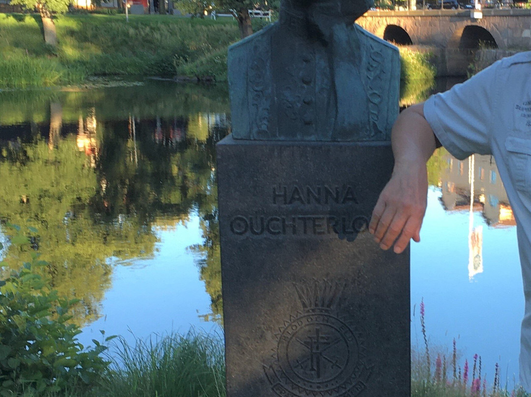 Statyn ''hanna Ouchterlony''