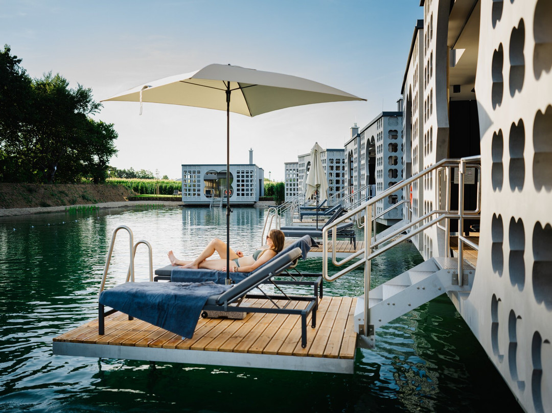 乐拉高级温泉酒店主图