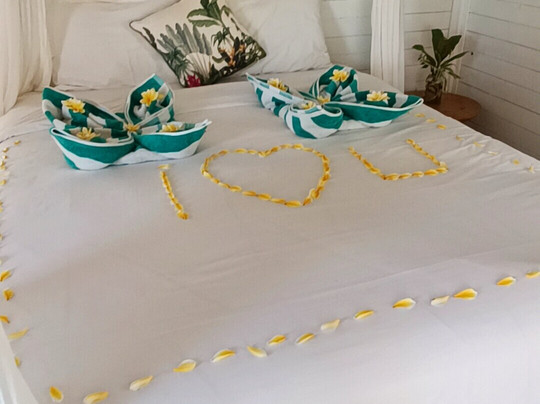 Mista Ceningans Beach Bar