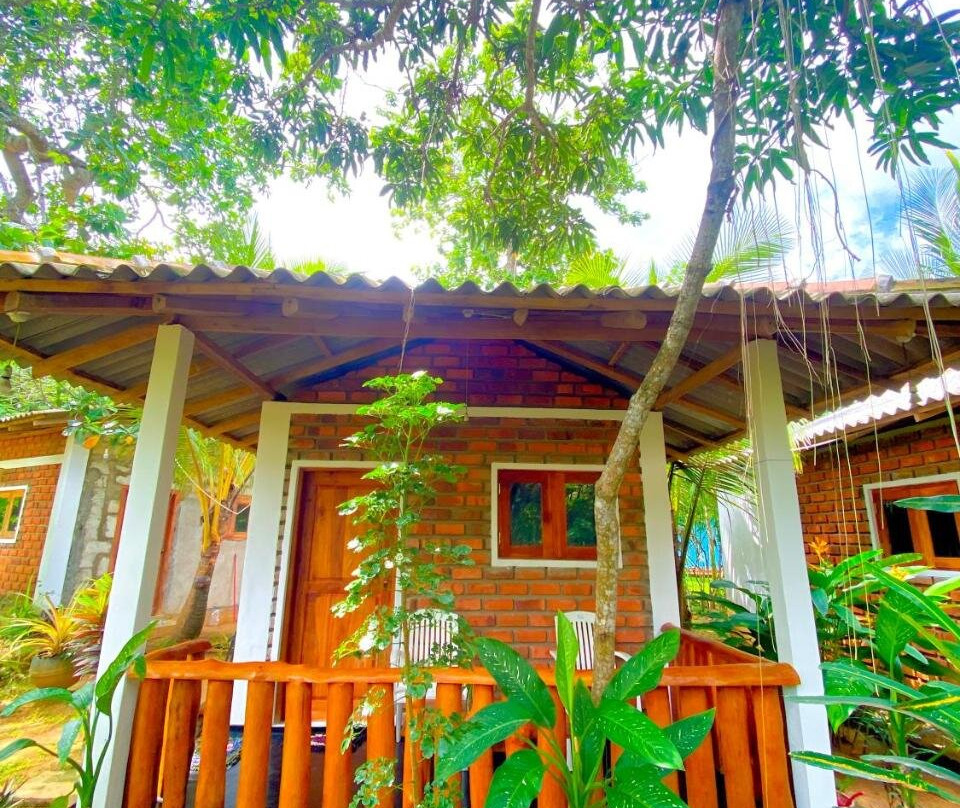 Isuru Cabanas And Restaurant