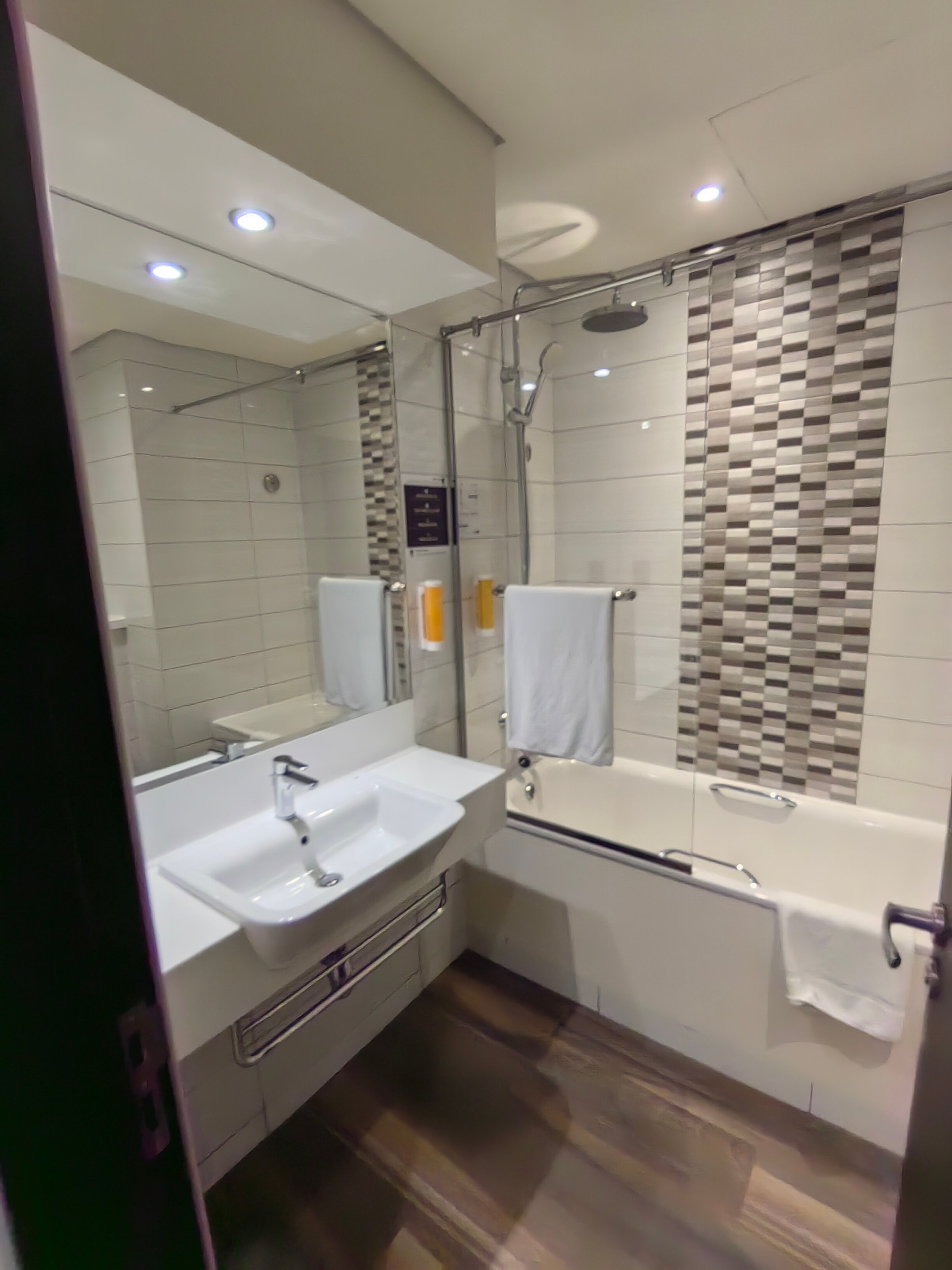 Premier Inn Dubai Ibn Battuta Mall-浴室