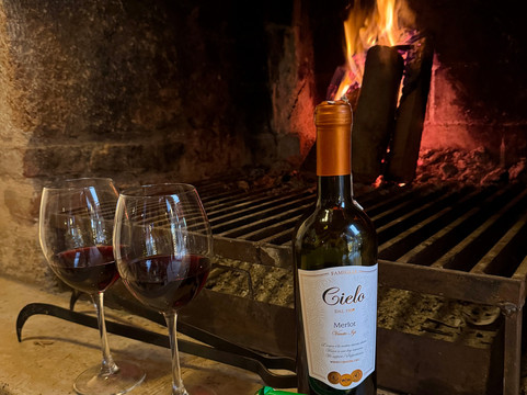 白色花园酒店主图