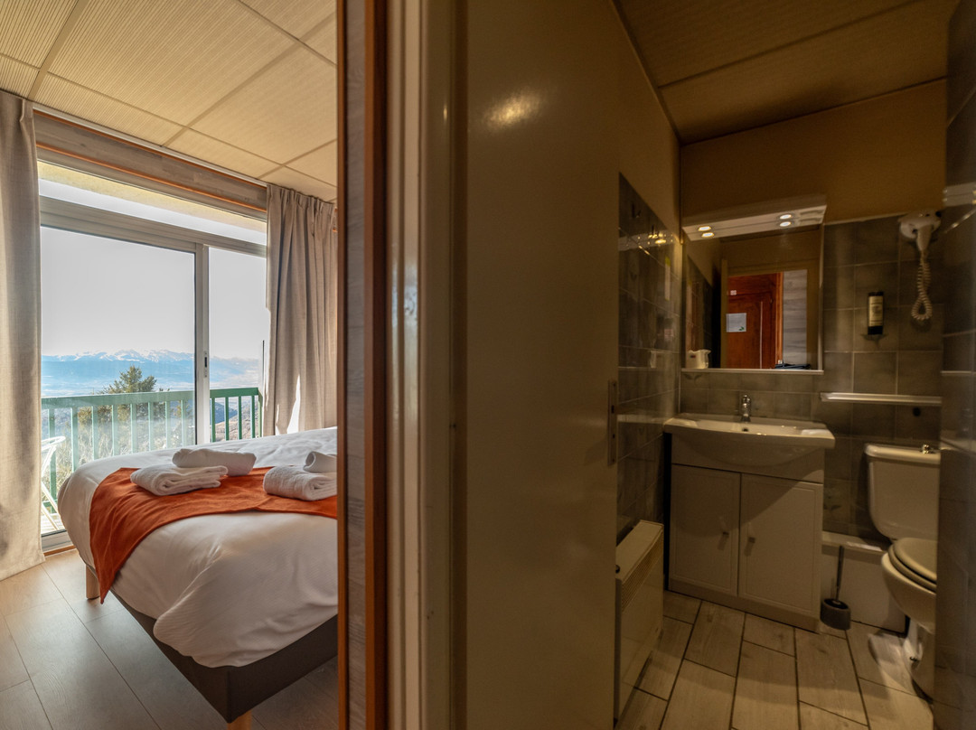 Pyrenees Hotel主图