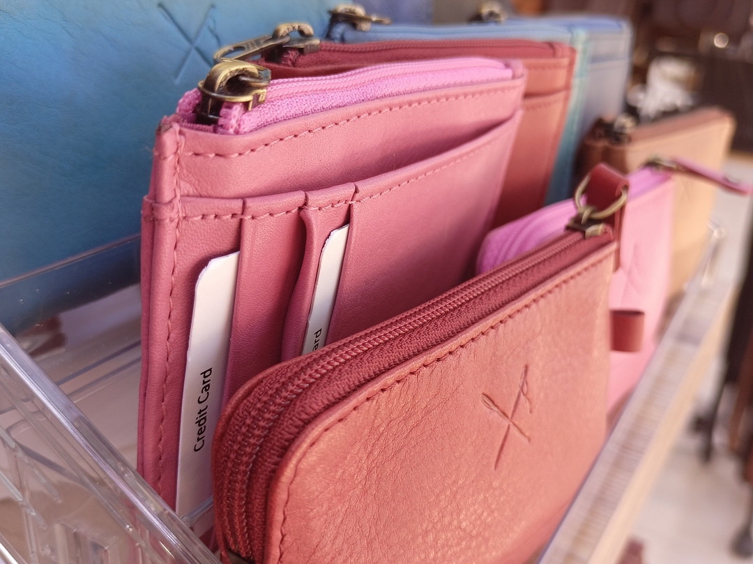 Leather Creations Workshop Kaparounakis Ammoudara-Gazi必去景点