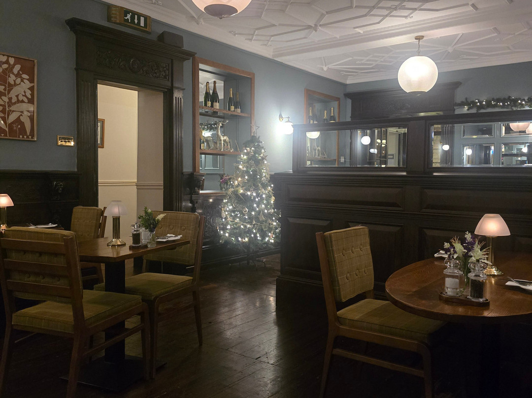 The Snooty Fox Hotel主图