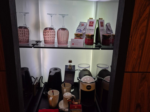 尹朋里亚雷酒店主图