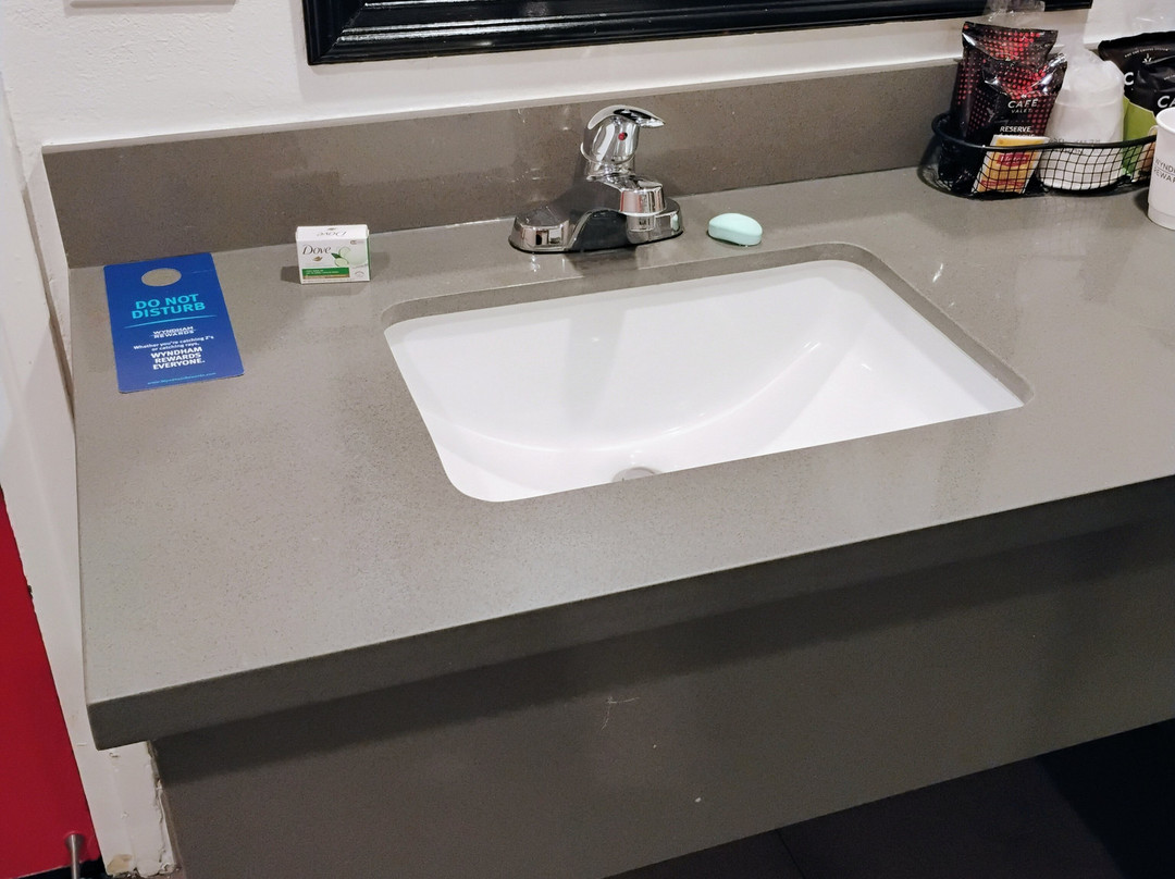 Ramada by Wyndham Torrance主图