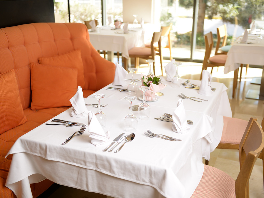 莱克里欧套房酒店主图