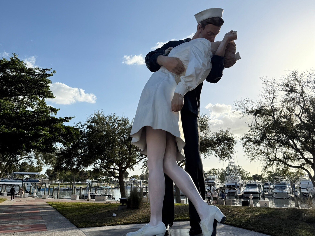 Unconditional Surrender Sculpture-萨拉索塔必去景点