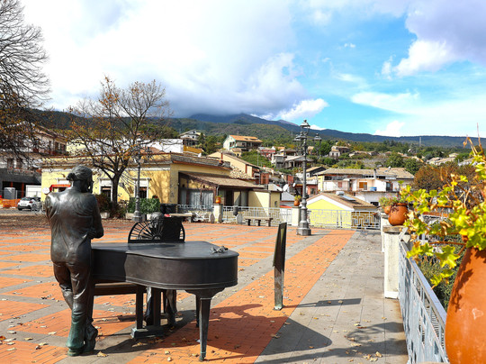 Statua Di Franco Battiato E Lucio Dalla-Milo必去景点