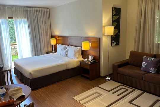 勒纳尔酒店主图