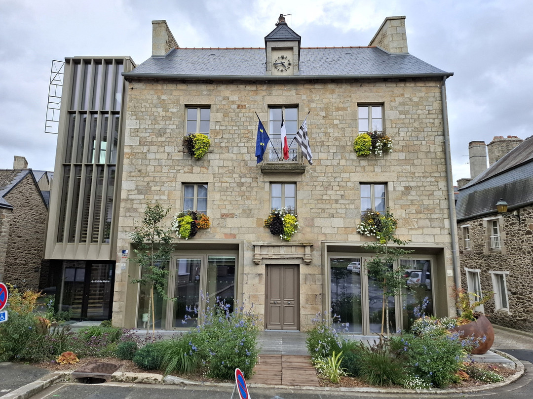 Mairie de Jugon-les-Lacs-Jugon-les-Lacs必去景点