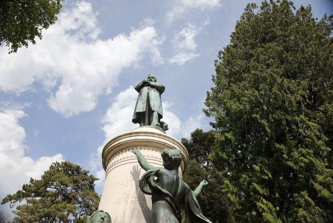 La statue de Louis Pasteur-多勒必去景点