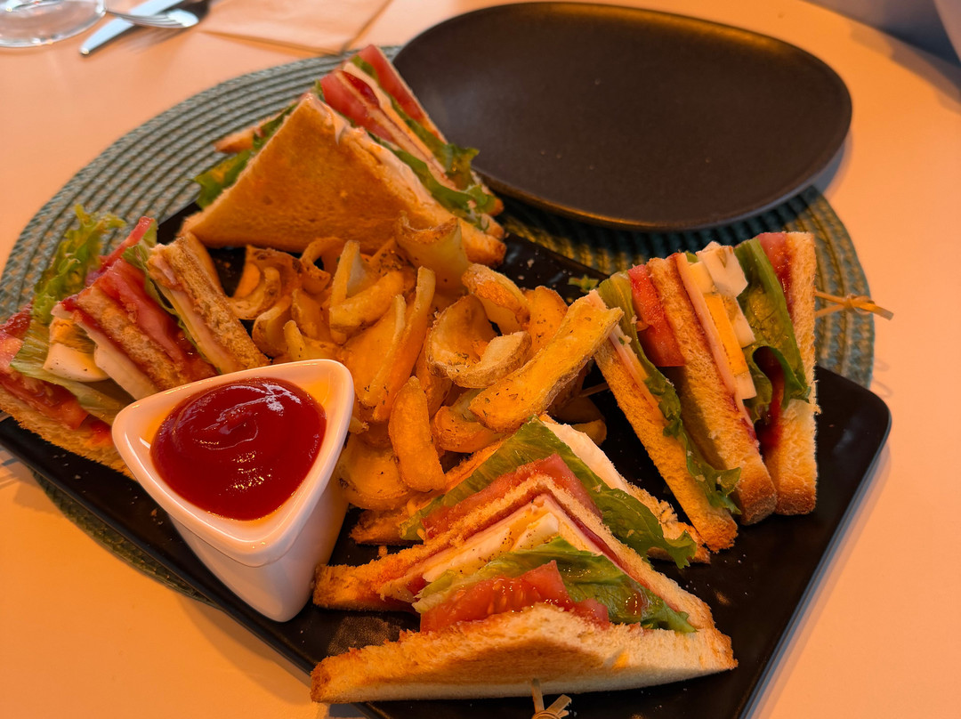 洞穴套房酒店主图