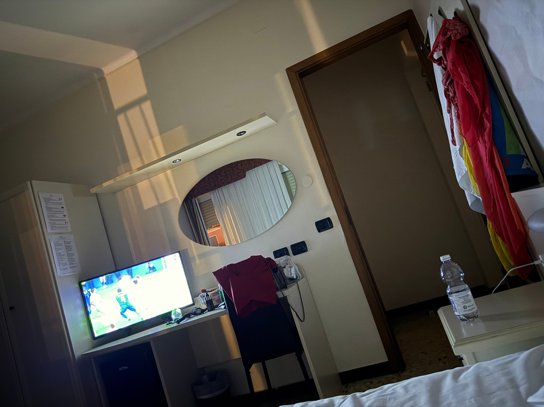 黄金酒店主图