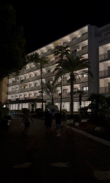 阿祖阑贝尔甘廷酒店-旅行者