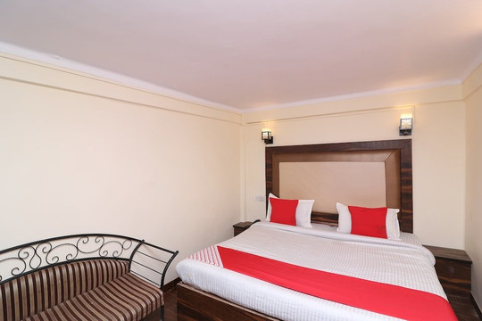 OYO 12330 The Kings National