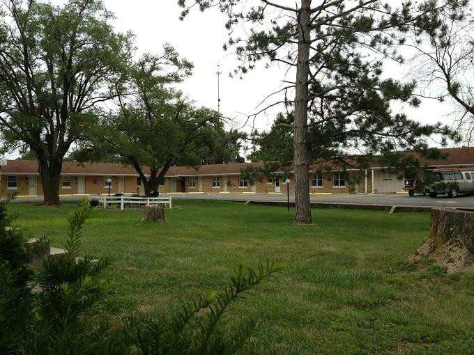 Twin Pine Motel
