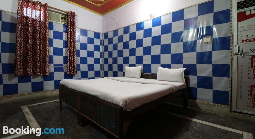 OYO 26128 Royal Desert View