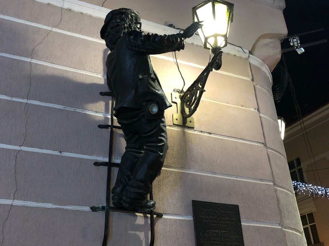 Lamplighter Statue景点图片