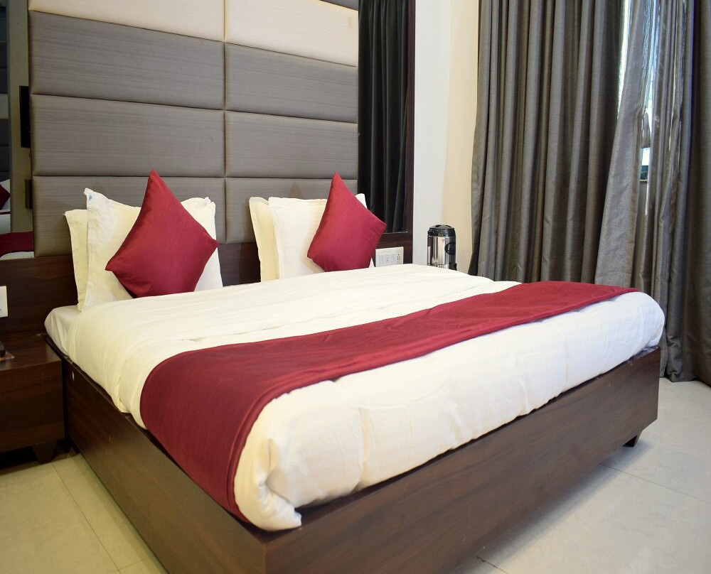 Hotel Sunrise Palace by Sky Stays主图