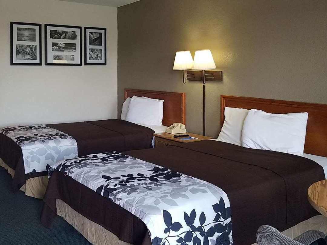 Travelers Inn & Suites主图