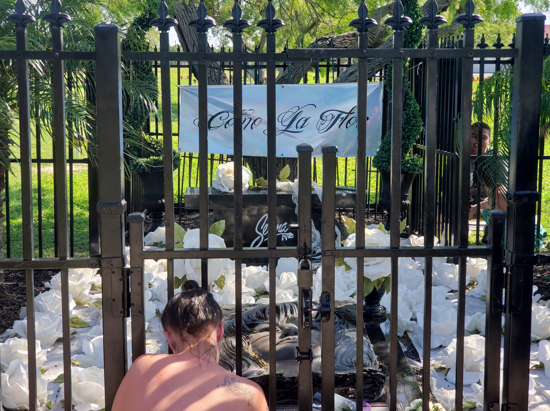The Grave of Selena Quintanilla-Perez景点图片