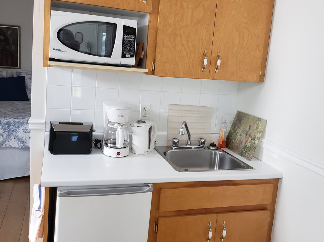 The Worn Doorstep主图