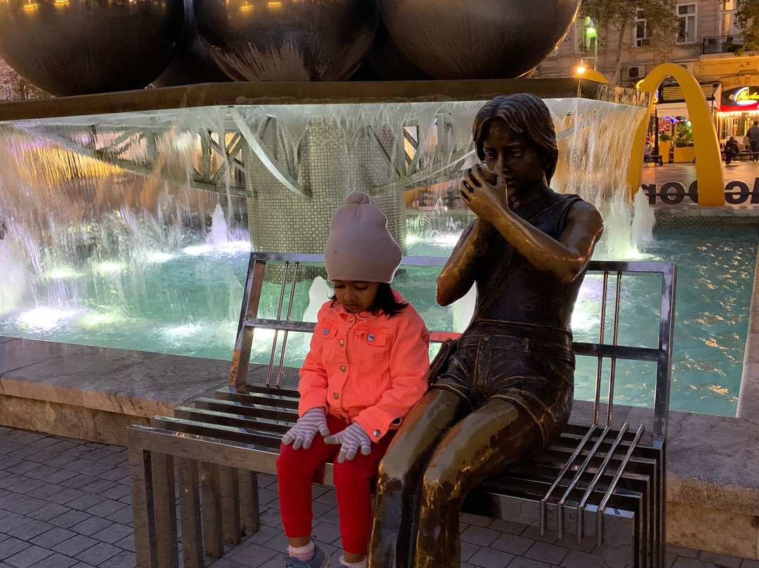 Sculpture Girl on Bench-巴库必去景点