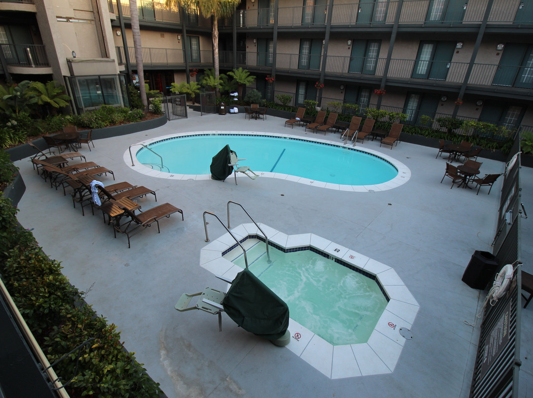 希尔顿隆波克中央海岸大使套房酒店主图