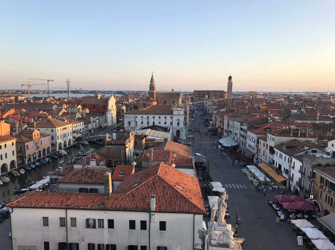 Torre dell'orologio S. Andrea-基奥贾必去景点